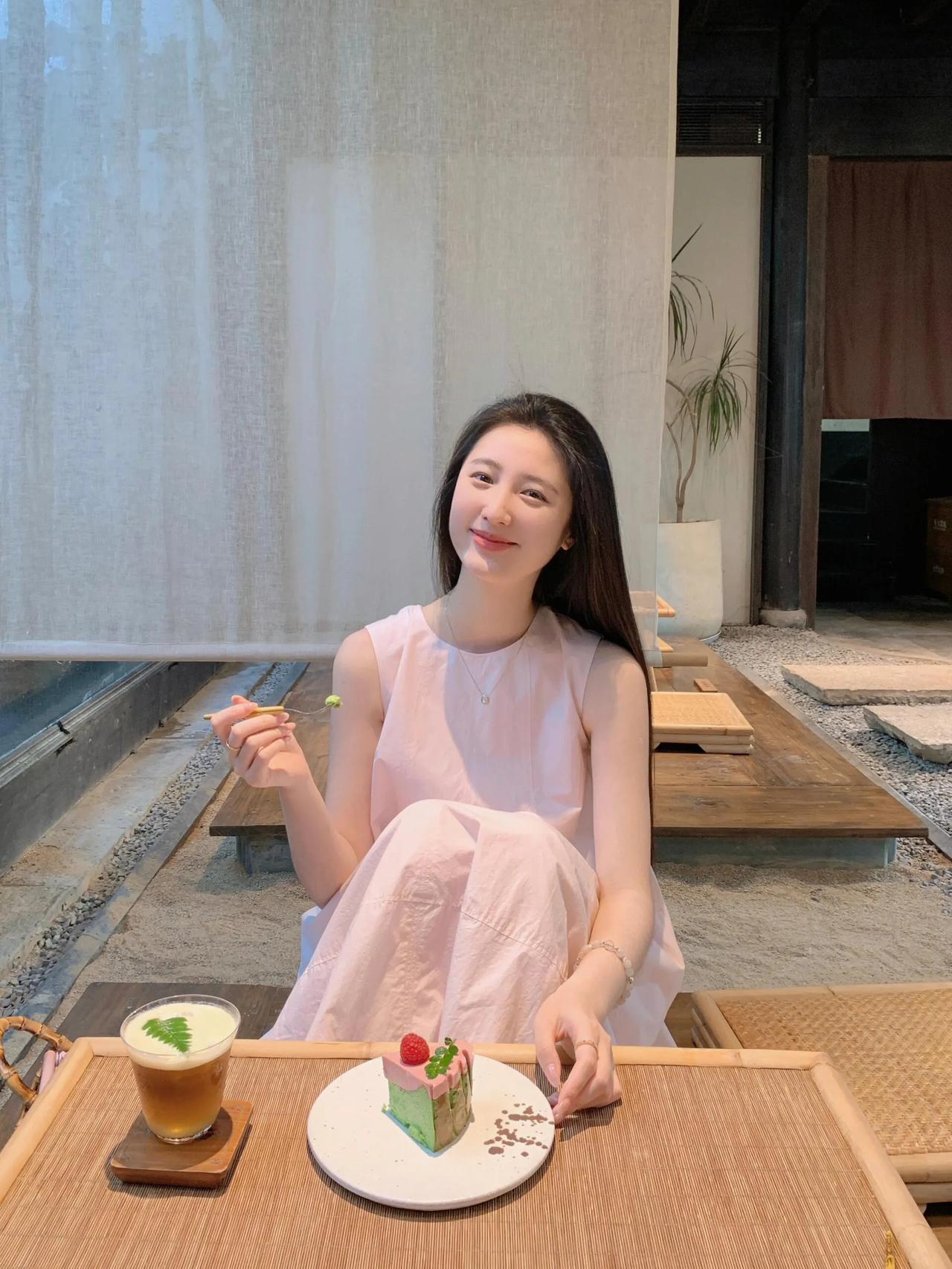 在阳光洒落的咖啡馆里