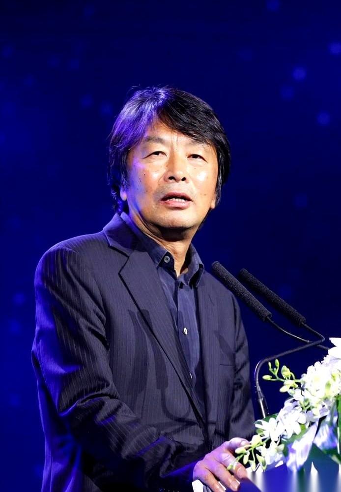 我跟你说，婚姻里最可怕的，不是没钱，也不是吵架。是其中一个人，突然觉得自己变成