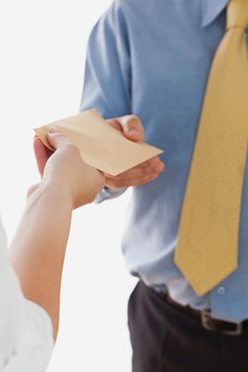 最近，前同事离职4年后要求返还200元礼金这事在网上闹得沸沸扬扬。当事人李先生回