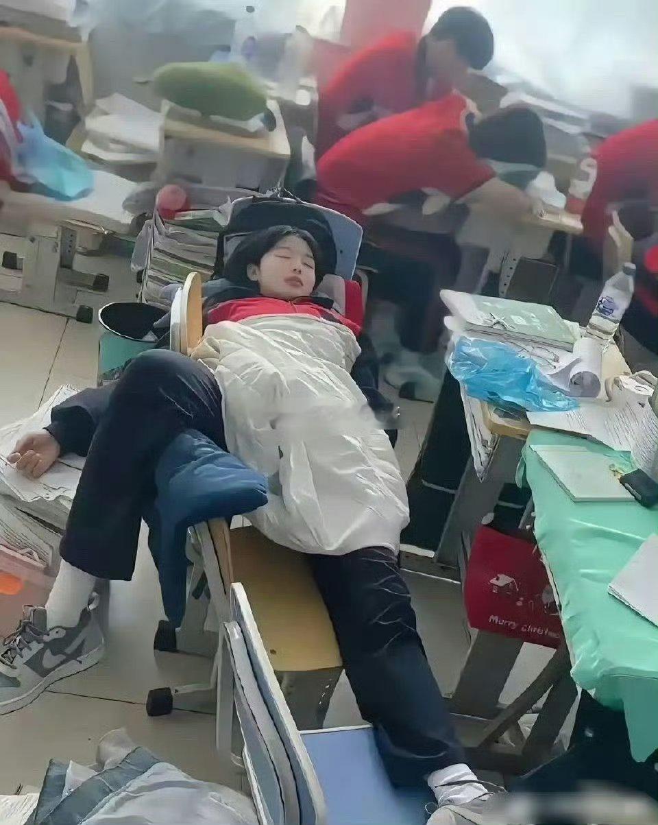 终于明白高中班主任那句你们这个年龄不用化妆怎样都是漂亮的