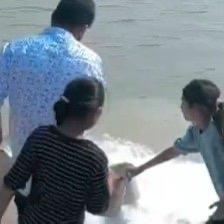 最近印度恒河边发生了件让人心里堵得慌的事。有记者拍到，一个男人端着牛奶往河里倒，