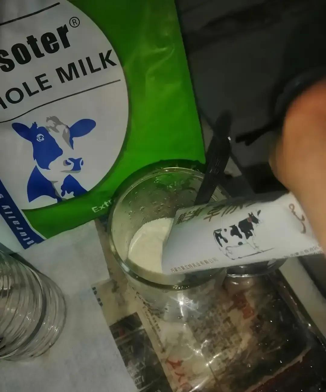 白醋倒进奶粉里立刻飘起一团白絮，宝妈群瞬间炸锅，说絮状物等于毒蛋白。我跟着试了