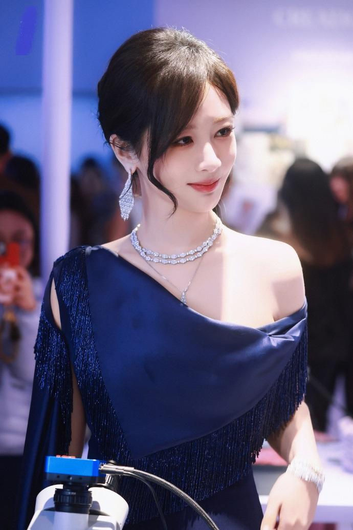 最近杨紫在上海出席时尚活动，她这回搭配了一身深蓝色的裙子，看上去很有高贵气质。