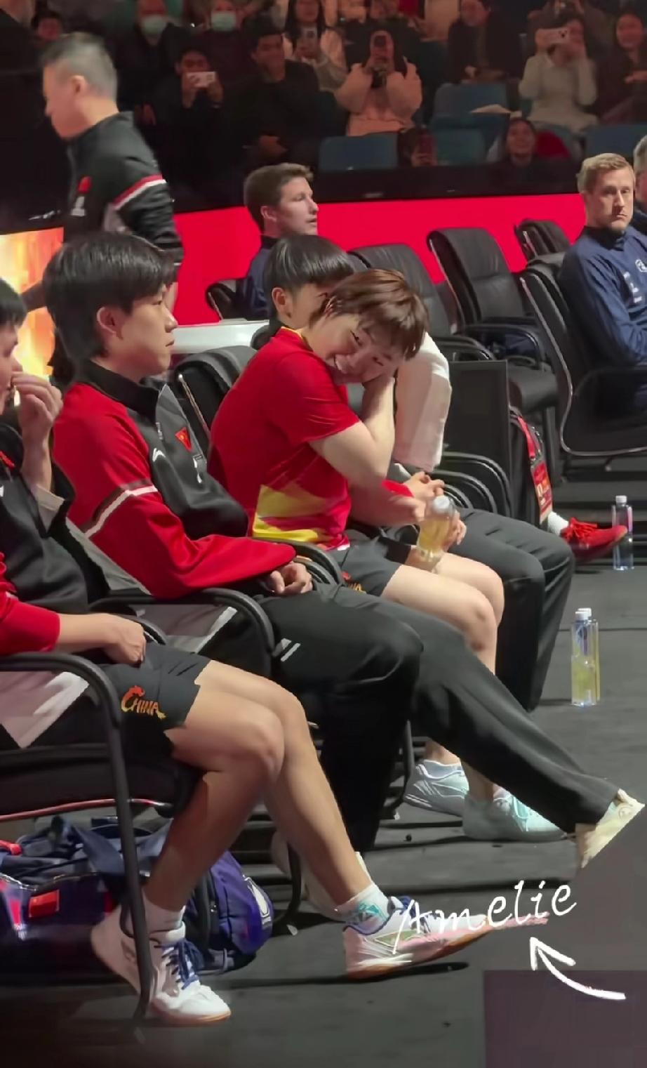 小曼姐坐在沙头中间又又又擦汗了!成都混双，场边蒯曼坐沙头中间，小石头坐大头旁边