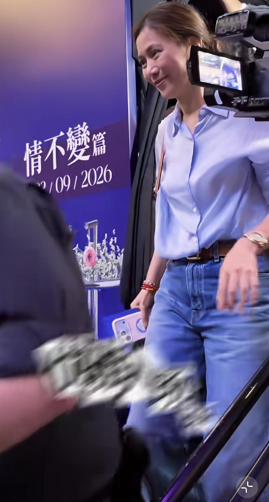 9月22日，袁咏仪、张智霖助阵谭咏麟香港红馆演唱尾场，袁咏仪素颜眼袋浮肿，比张智