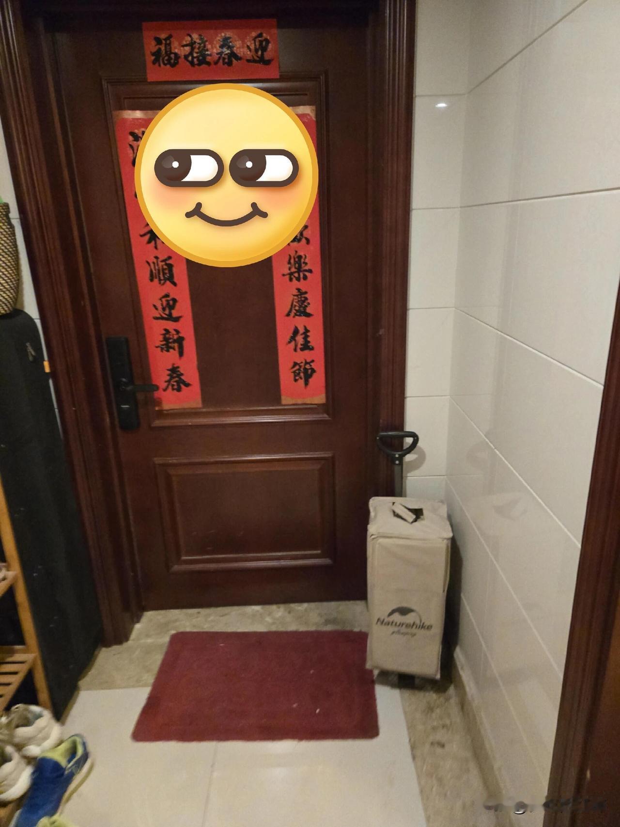 大声呵斥带一堆小孩玩到半夜十一点的邻居这家子天天邀请一堆小孩到自己家里，开始大