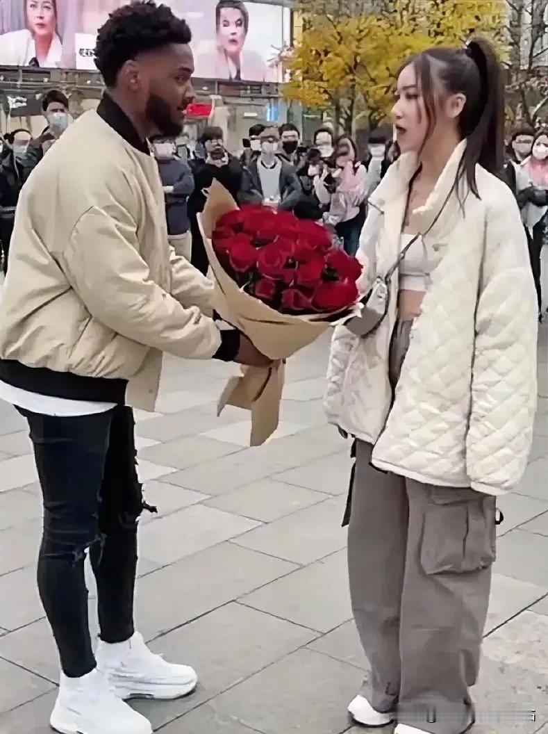 黑人手捧鲜花在街头向中国女孩表白，中国女孩的回答太解气了！真给华夏女儿长脸！
