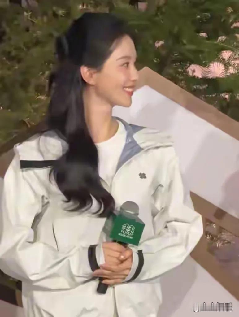 43岁的胡歌与38岁的刘诗诗久违同框，瞬间勾起无数人的“仙剑记忆”。画面里，胡歌