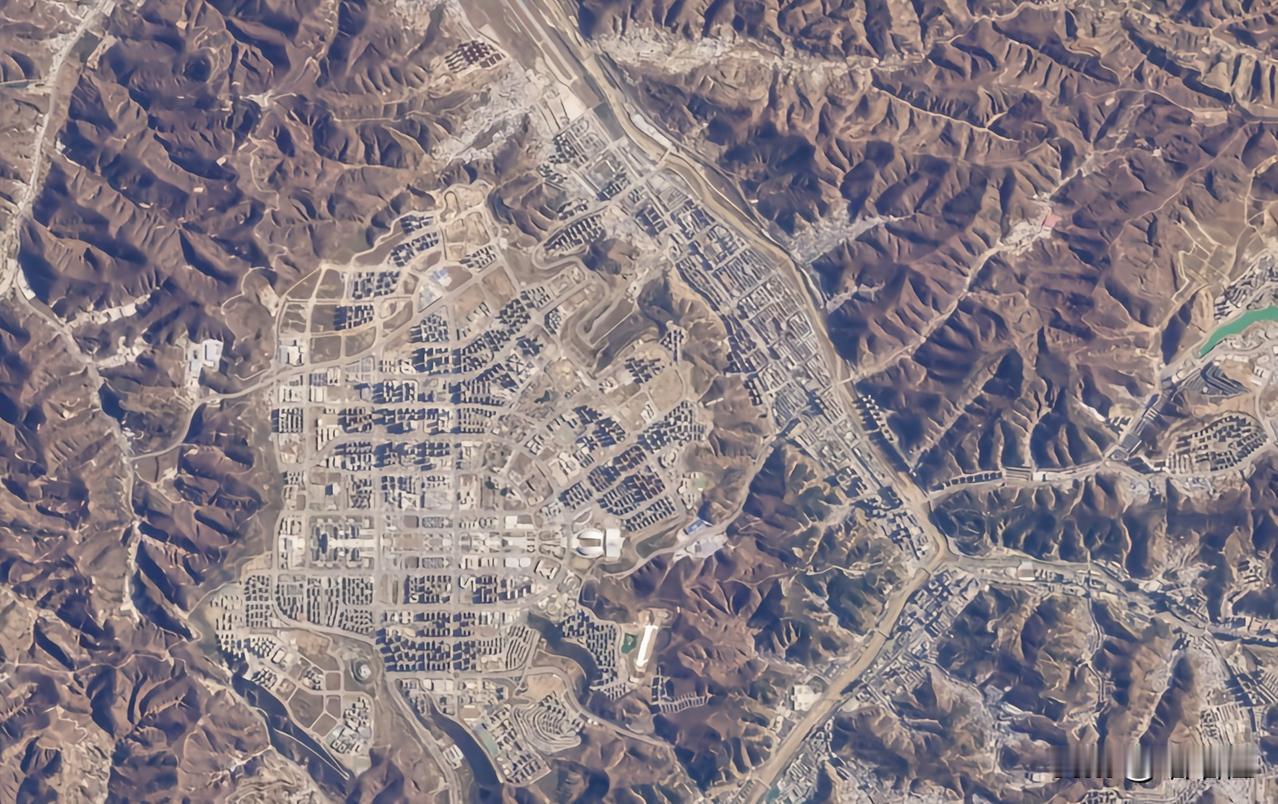 卫星地图视角下的延安城，很是繁荣又昌盛，按照延安的发展速度，未来有没有机会追上榆