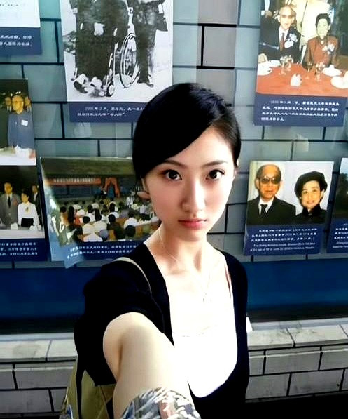 景甜在娱乐圈的境遇，扯下了一块残酷的遮羞布：没有雄厚家底托底的人，千万别去碰那些看着诱人的捷径很多人
