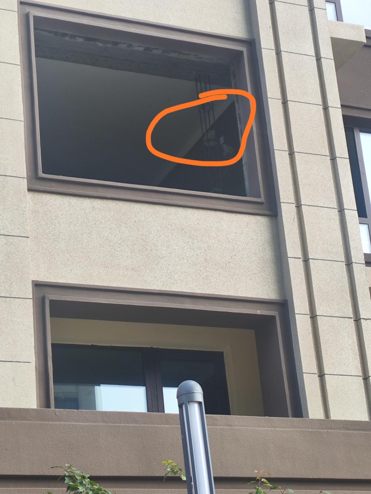 今天去一个新校区看看，想买套房子，去了以后我害怕了，买房的想法没有了。