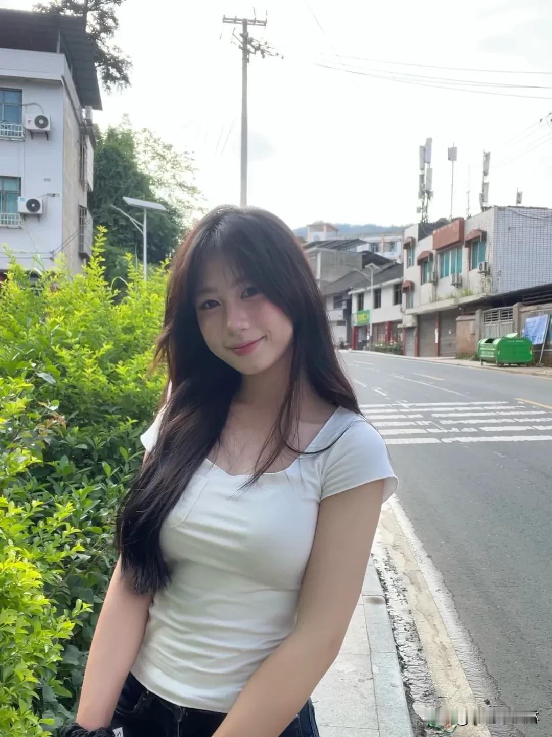 老街转角，阳光洒落，乡村女孩笑靥如花，路边摊前，烟火气飘香。平
