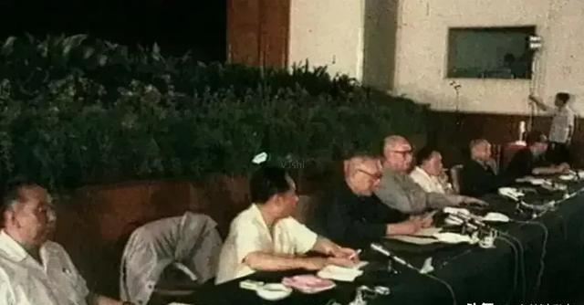 1981年6月，党的十一届六中全会主席台场景。主席台上是7名政治局常委，从左至右