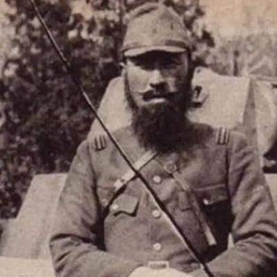 1938年，一个中国老兵发现日军阵地上，有个东西一闪一闪的，老兵毫不迟疑，对着那