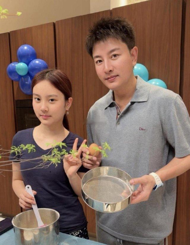 甜馨和贾乃亮在饭馆吃饭，不得不说甜馨和爸爸长得真像​​​