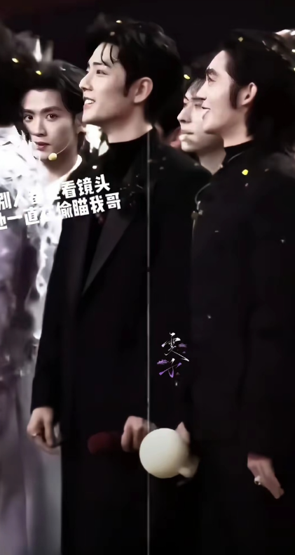 哈哈哈！所有人就这样盯肖战、盯肖战、盯肖战。邓萃雯这几位姐姐更是一边盯一边姨