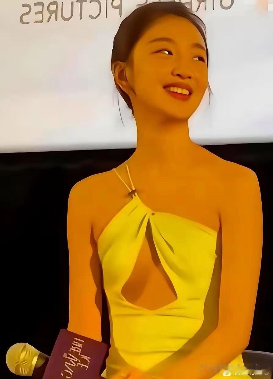 周冬雨这也太美了，仅仅用一条简约的裙子，就穿出了她身上的高品质。