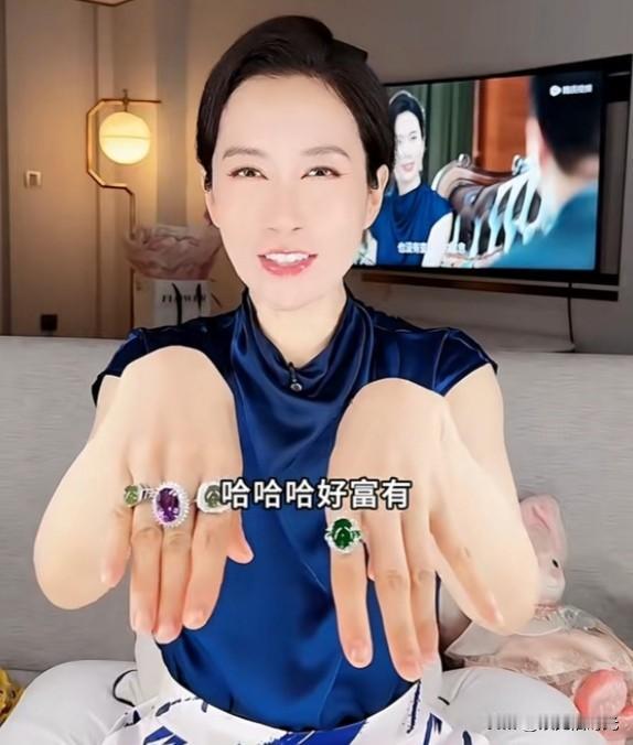温峥嵘应该没在直播间买过东西。直播中她一身的珠光宝气，网友问她这饰品多少米？