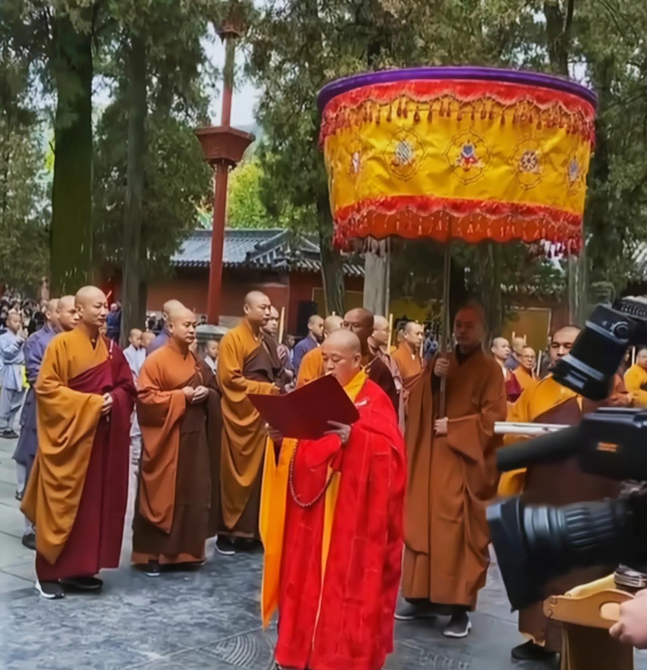 台湾介文汲先生谈到少林寺释永信的事情说：“传出来好像他有六七个姨太太！”释永信