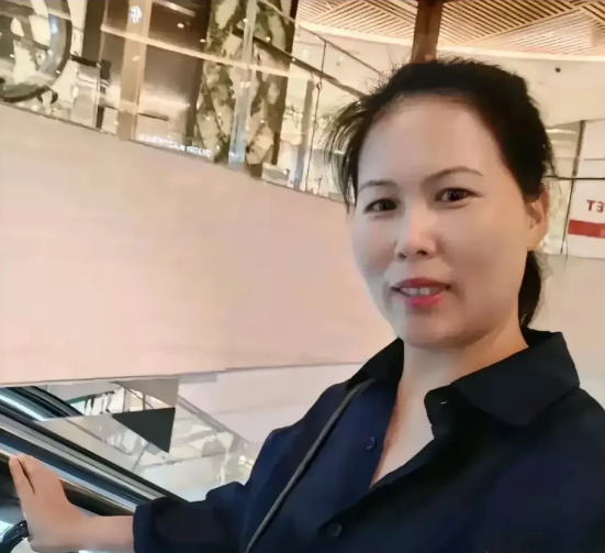 小杨阿姨哭着要辞职，小玥儿急得打电话给奶奶，张兰还在直播里卖关子：“原因不能说，