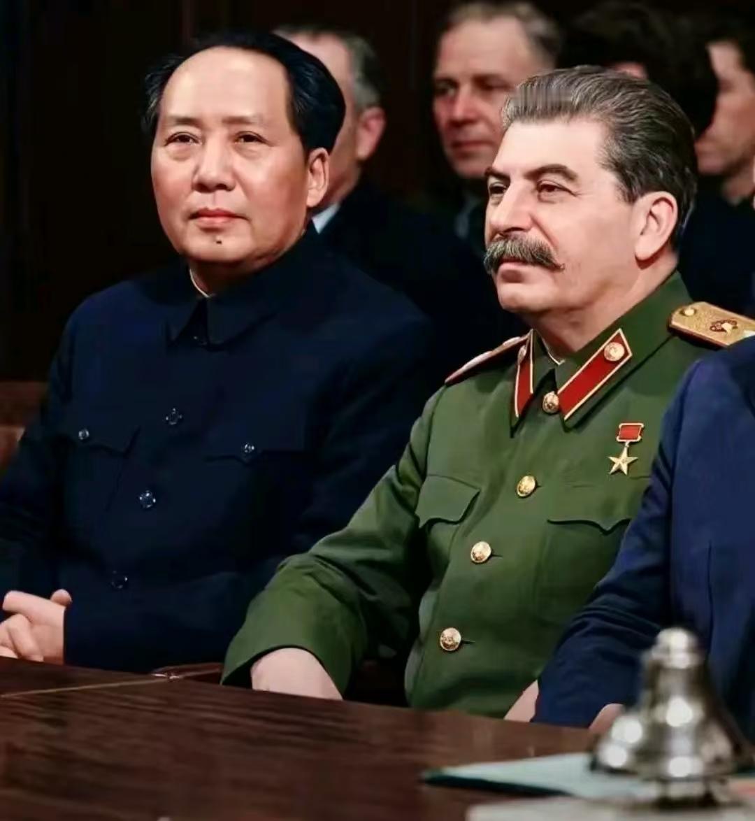 毛主席和斯大林并肩而坐的合影，从容沉稳，气场浑然天成。这张留存至今的老照片