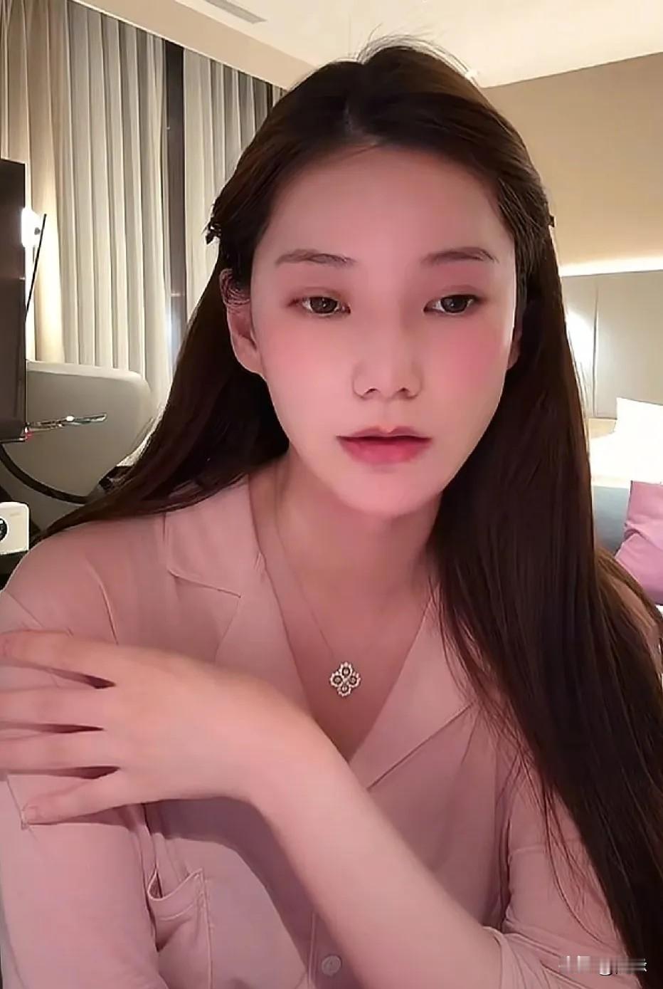 马筱梅说小杨阿姨的签证快办好了，她还在家人群里感谢筱梅妈妈，在她休假期间帮忙照