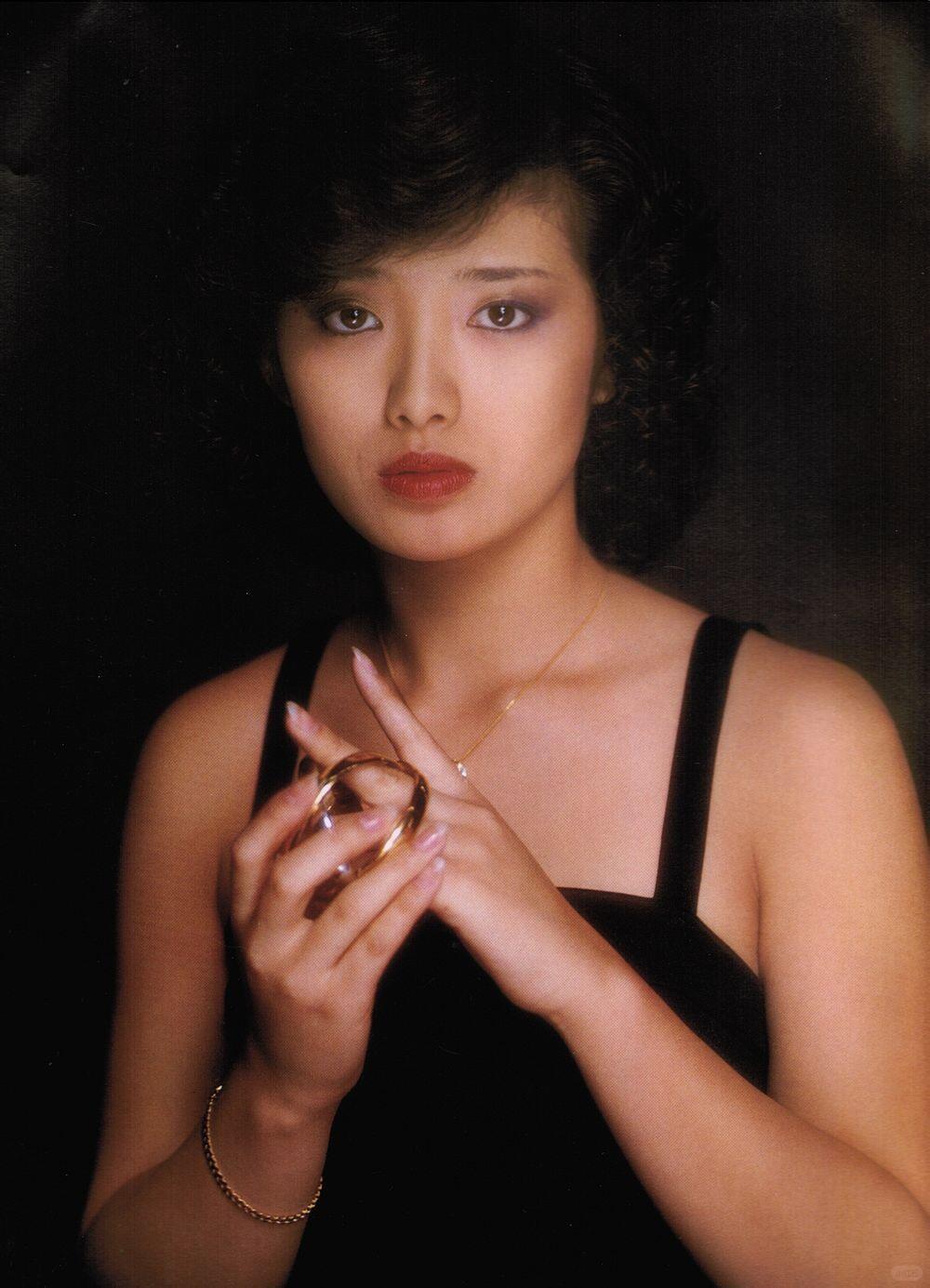 山口百惠和巩俐谁更好看?山口百惠和巩俐，偶尔角度有几分神似，但属于两种完全不同的