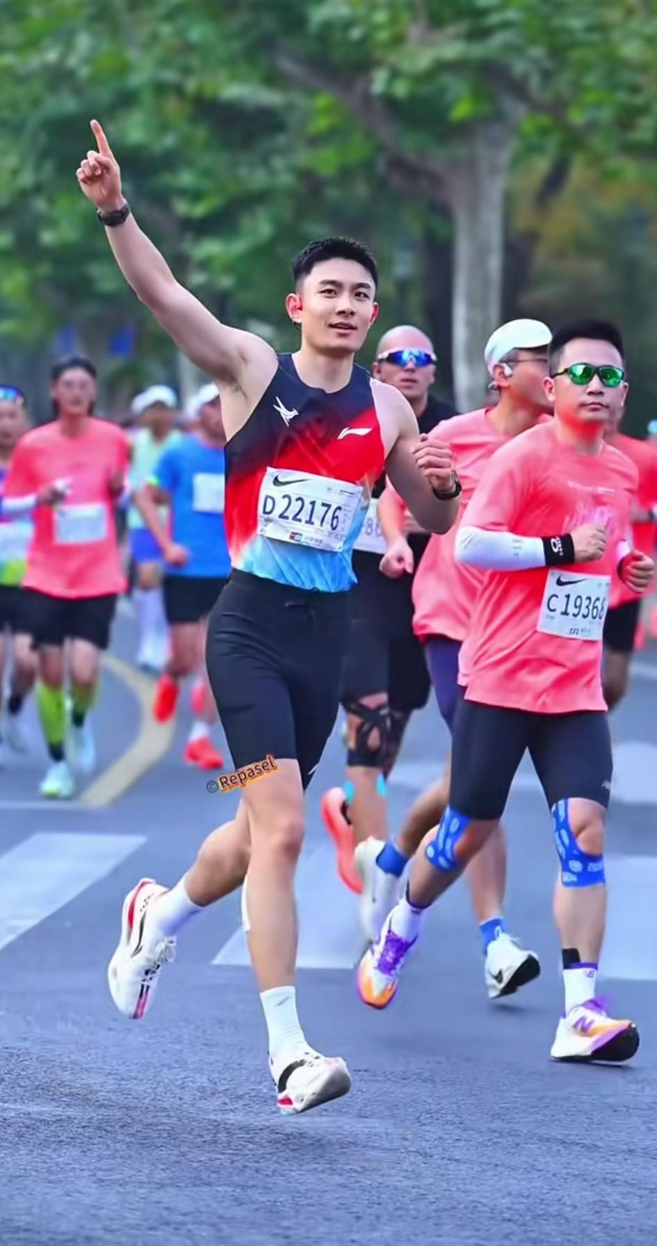 早上醒来打开头条就刷到一条视频，第一眼是被他的衣服吸引的，点进去一看，妈呀，太帅