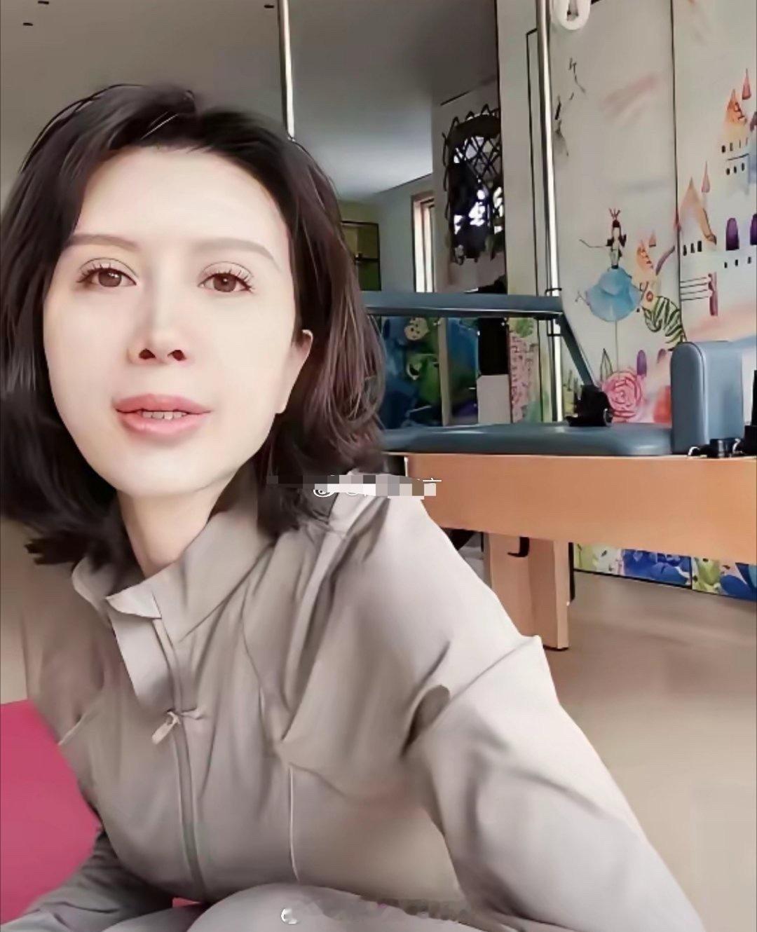 好歹曾经也是一线巨星啊，金巧巧这个家看起来很简单呀