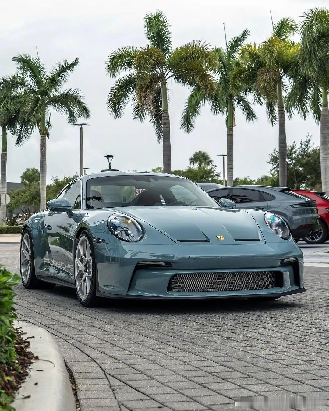 保时捷911ST，搭载4.0L自然吸气水平对置六缸发动机（502马力），手动变