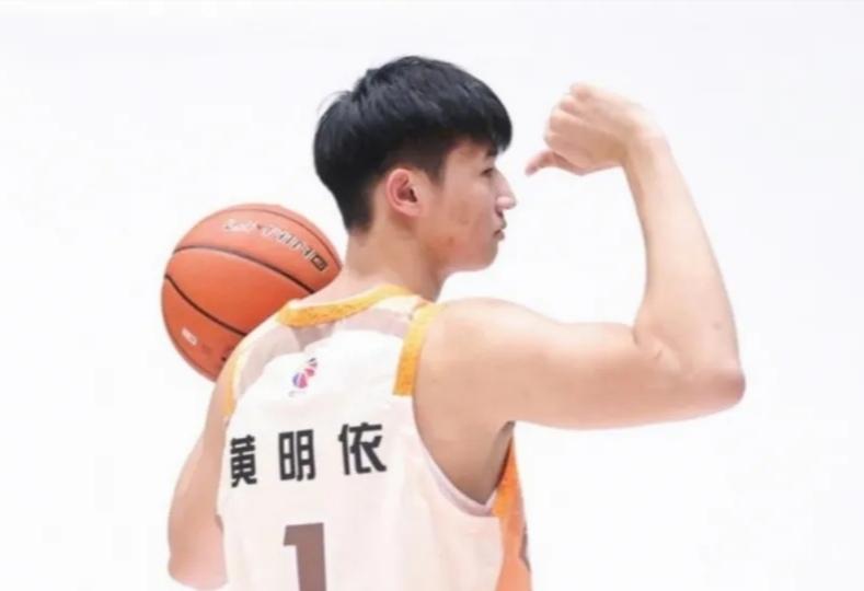 防守绽放光彩 黄明依成为赛场惊喜黄明依是本场比赛最大的惊喜。现阶段来看，他
