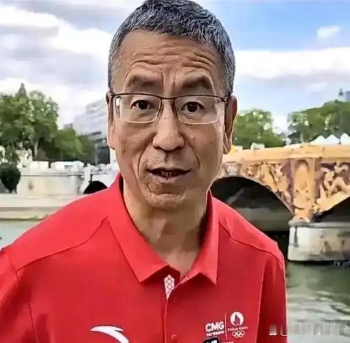 “央视一哥”白岩松被病痛折磨，和妻子用纸条交流，如今57岁早已满头白发。主要