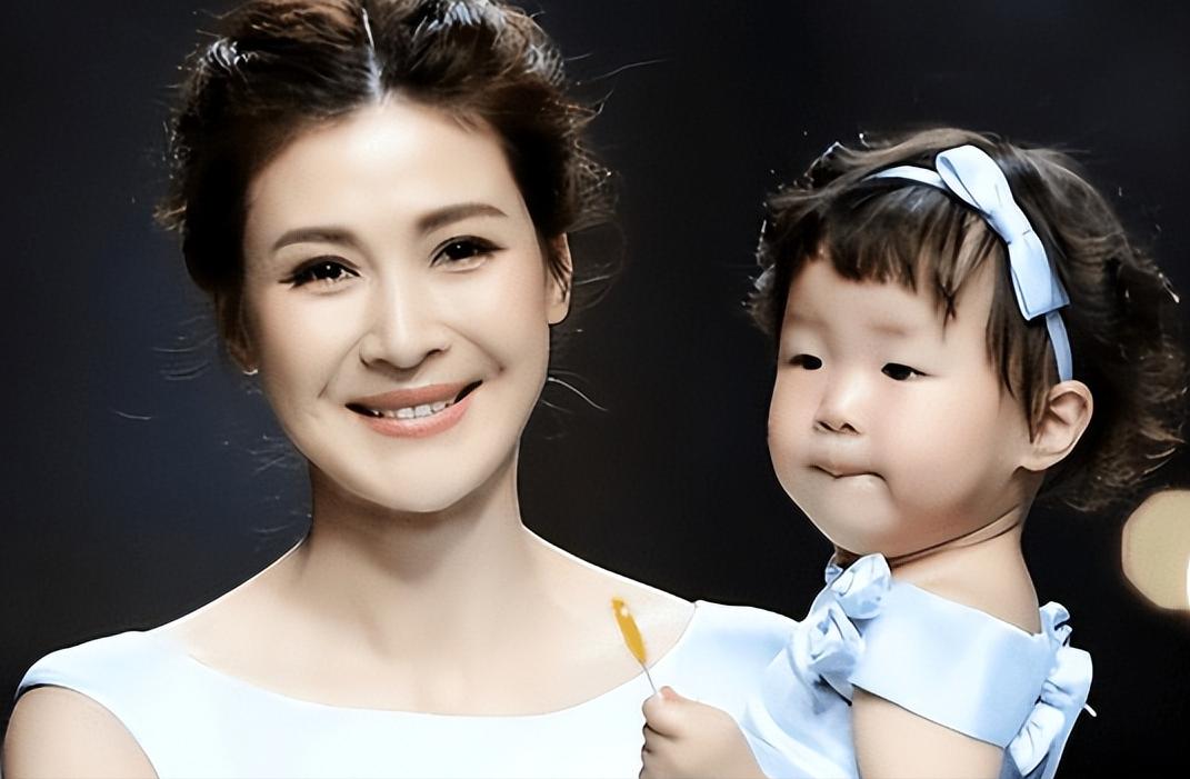 12年前，身家50亿的温州首富周旭辉，瞒着原配妻子看上“李云龙”的老婆童