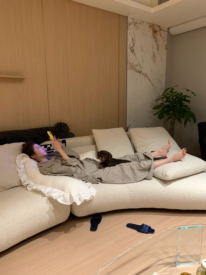 嫡长猫和嫡长狗[吐舌头眯眼睛笑]妈呀妈呀下辈子还要你们做妈妈的小猫咪和修勾勾家里