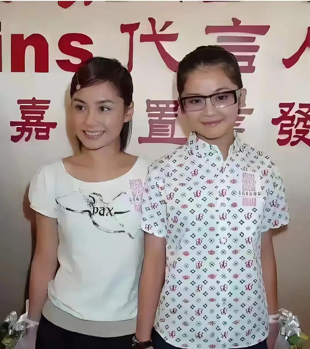 阿娇阿sa自出道以来，两人风格就没变过。阿娇一直女人味十足，妩媚动人，阿sa就一