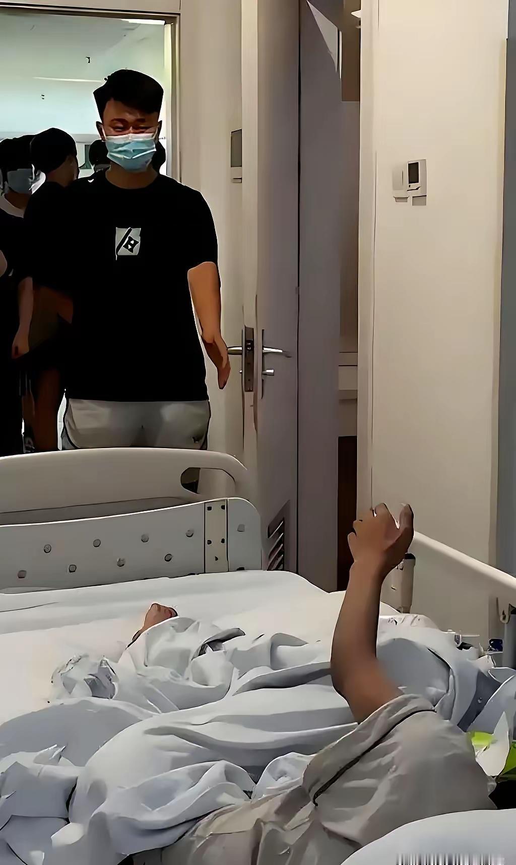 我简直不敢相信自己的耳朵。今天早上，我们学校那个次次考第一的孩子，火化了。才