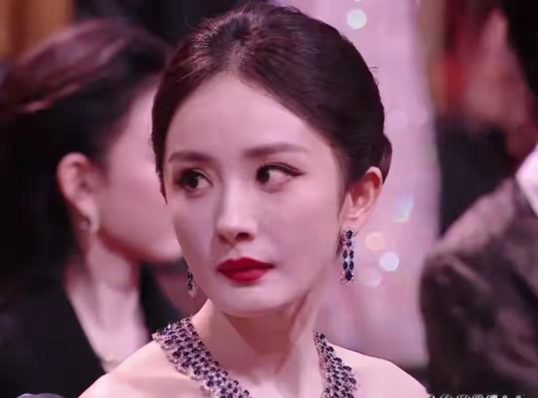 别再吹杨幂的高情商了，微博之夜那一挪，把十年心血搭了进去。一个顶流，在万众瞩目