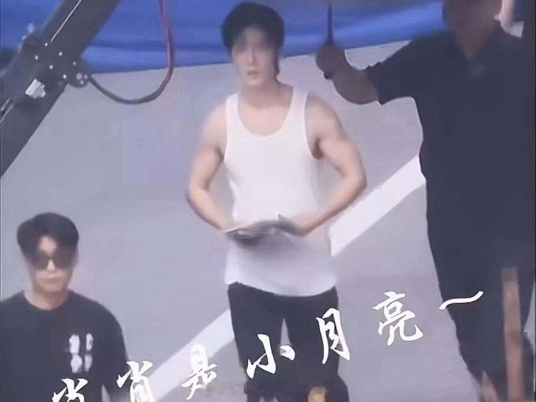 肖战十日终焉老头衫路透肖战齐夏手臂肌肉线条哈哈哈哈哈就是说肖战这次大方了啊？！！