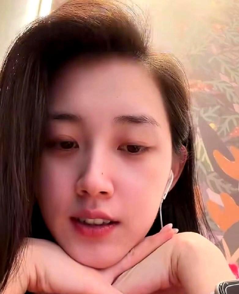 他递保温杯的动作，全网看了三亿次。郭宇欣和王皓祯这对，把短剧CP演成了国民记忆