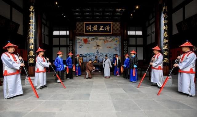 嘉庆三年，一张破官凭，搅翻了大清朝廷。大清选官，九品十八阶。能叫"官"的里头