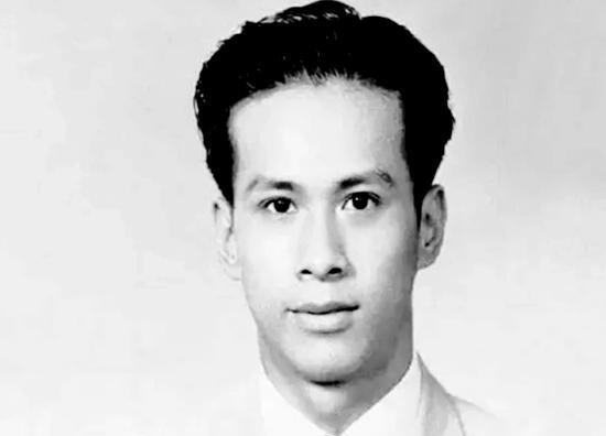 2007年庄世平去世，董建华、李嘉诚亲自扶灵，上百人追随灵车送葬“2007年6