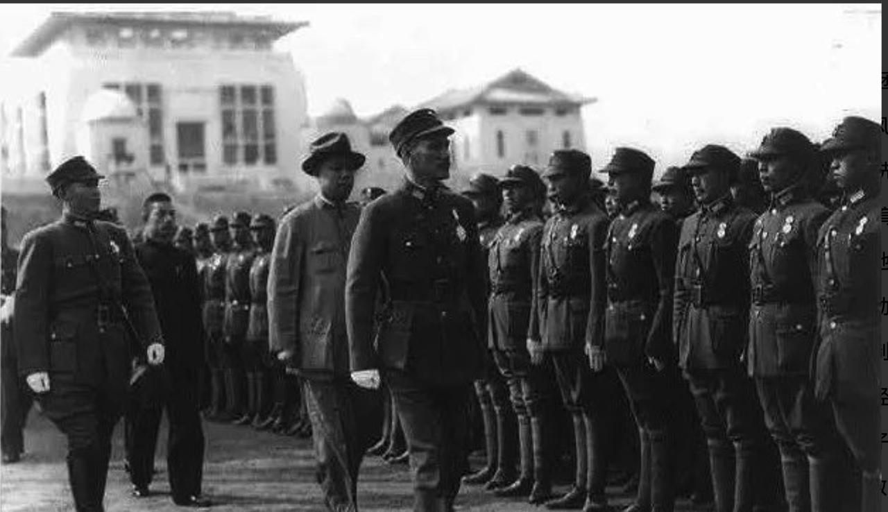 1949年12月，蒋介石那支号称“御林军”的国防部警卫团，被解放军围住了。有