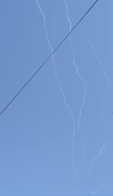 据报道，一枚伊朗弹道导弹刚刚击中约旦穆瓦法克·萨尔蒂空军基地附近。阿兹拉克地区