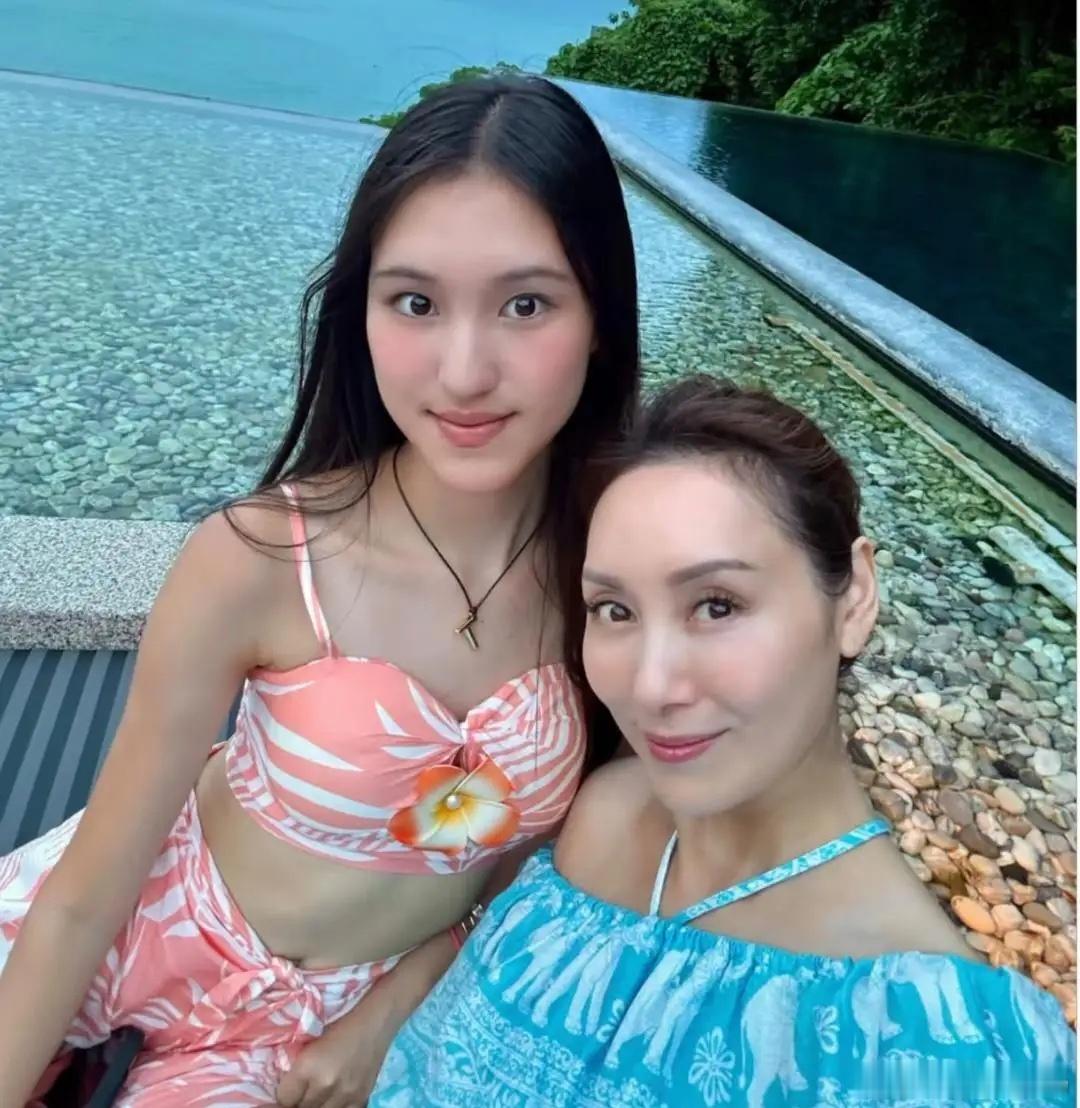 57岁郭可盈和老公林文龙带女儿到普吉岛度假。她女儿长得亭亭玉立的大姑娘，母女俩穿