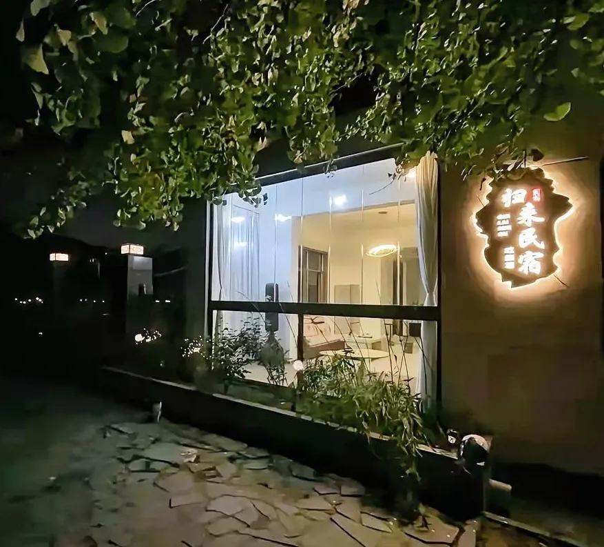 花果山天价板栗的民宿塌方了，其实这一切早就有预兆，眼尖的网友发现他的问题，酒