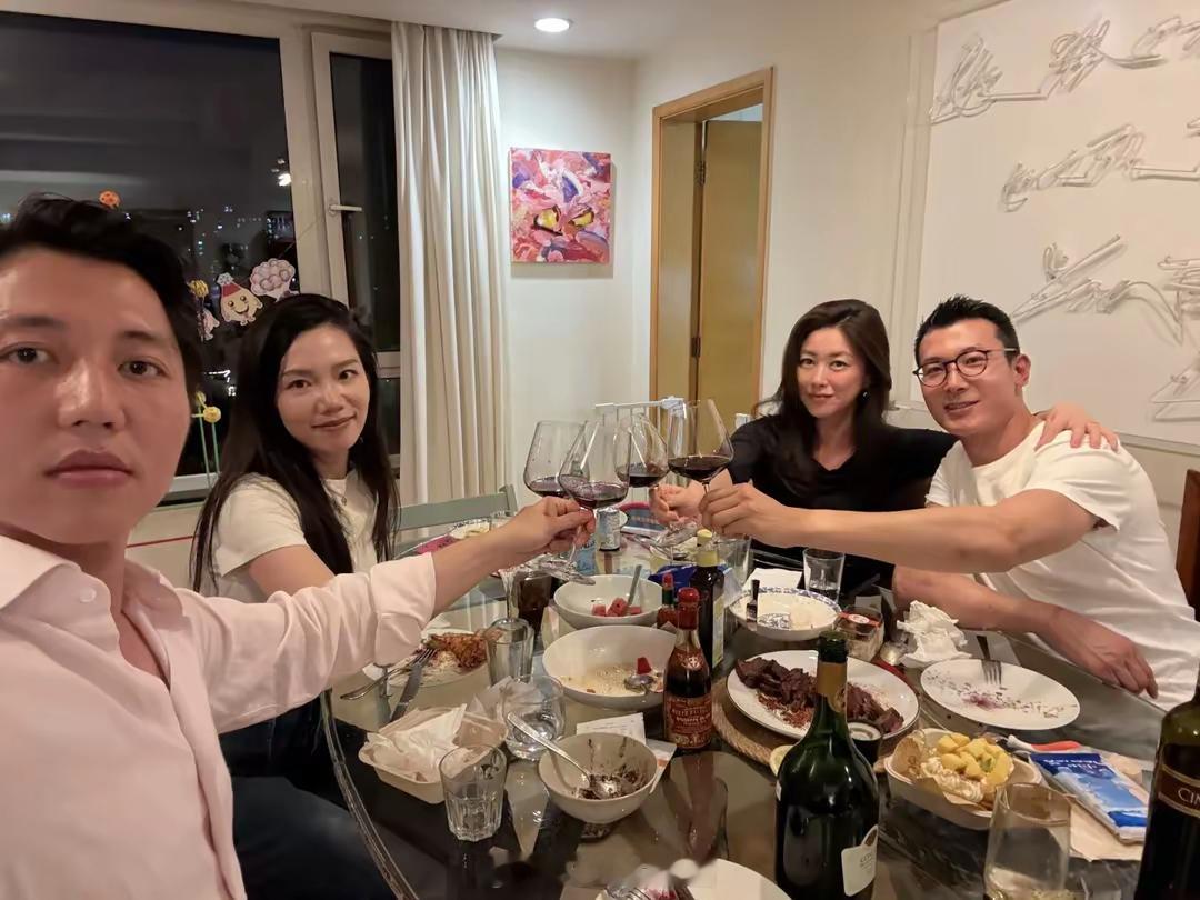 朱珠在北京家中设宴，老公亲自下厨，吃西餐喝红酒，看起来好高雅​​​