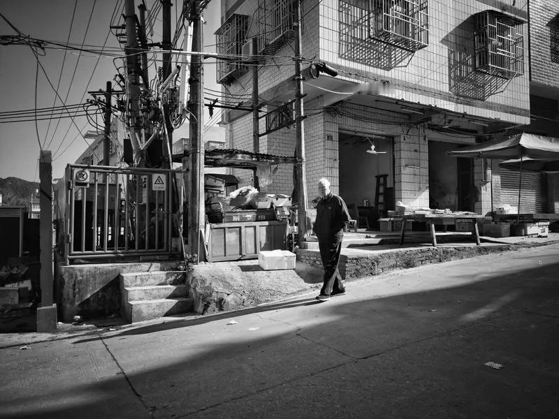 合肥巢湖一超市里，大爷花30块买菜，过安检门时警报响，店员啥也不查就认定他偷东西