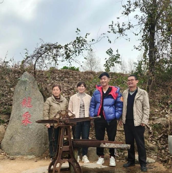 最近，演员郭晓东夫妇俩风尘仆仆地赶回山东临沂老家，赶上农历十月初一送寒衣的日子，