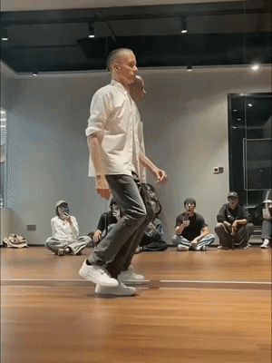 虽然确实很强但不幸的是现在的机器人都已经不这么走路了