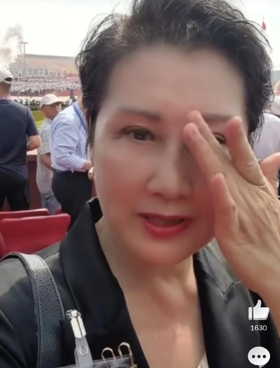 张凯丽，哽咽发声！9月3日，演员张凯丽作为特邀嘉宾现场观看大阅兵，仪式结束后